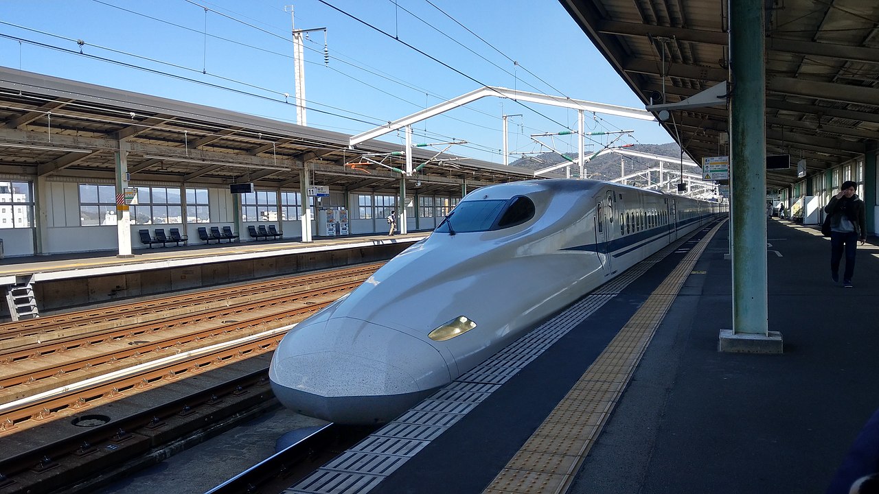 新山口駅のホームに入る白と青のN700系新幹線