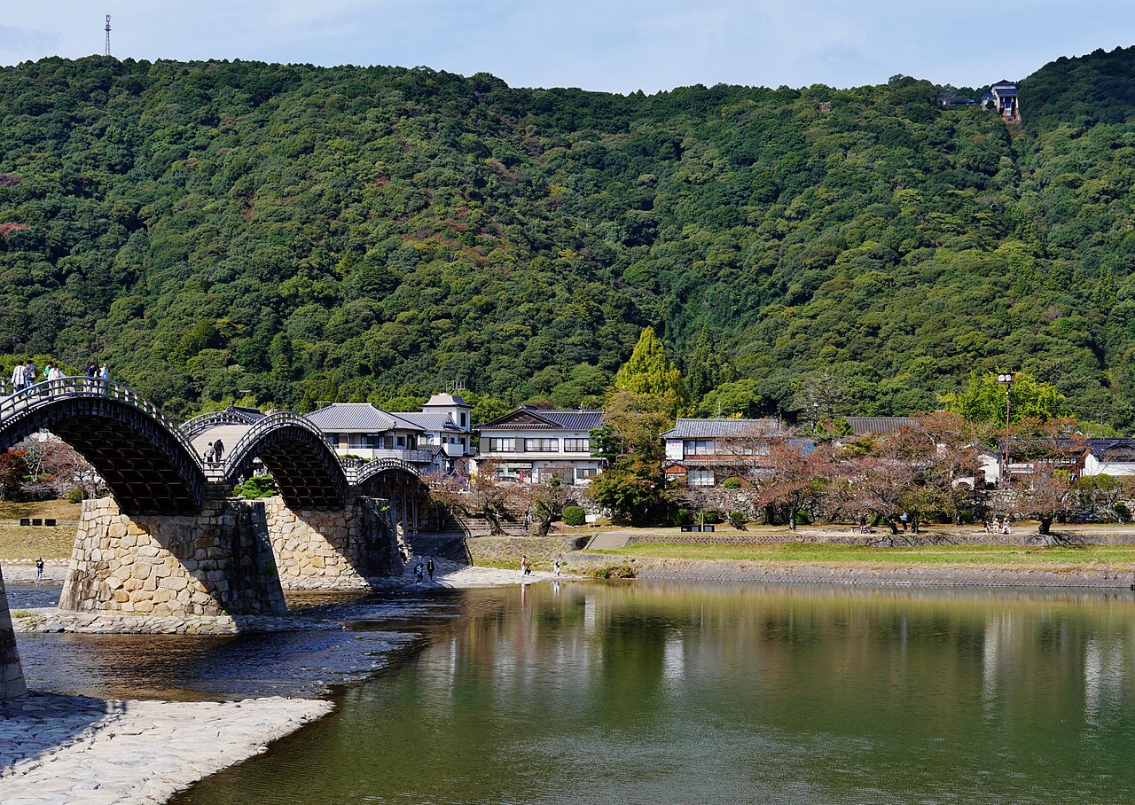 山口県岩国市の錦帯橋と錦川、背後に広がる緑の山